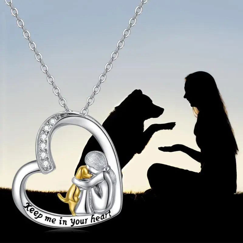 Collar con corazón de plata con perro y piedras de zirconia