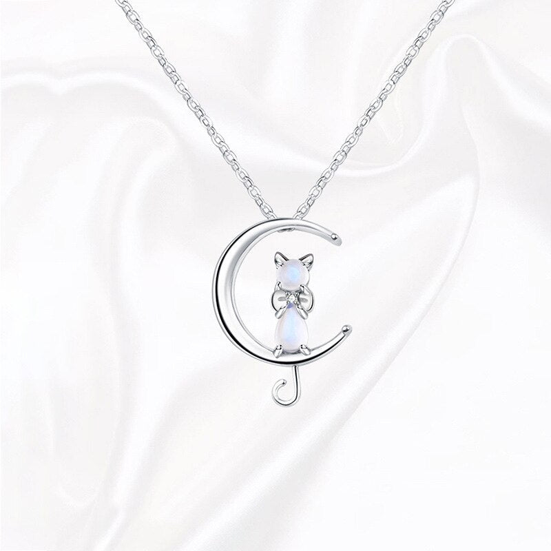 Collar con piedra de luna en forma de media luna y gato