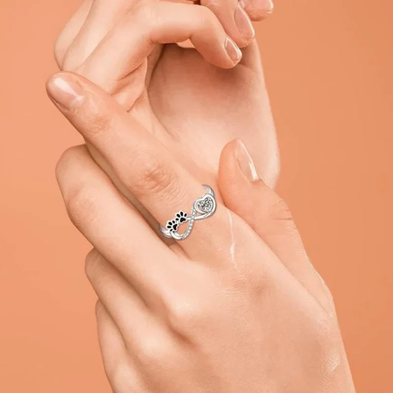 Anillo con circonitas en forma de pata con diseño en forma de corazón e infinito